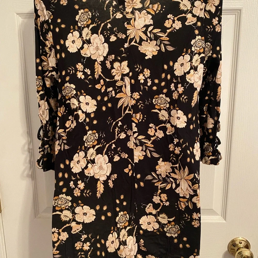 Flowered Top - Picture 3 of 3